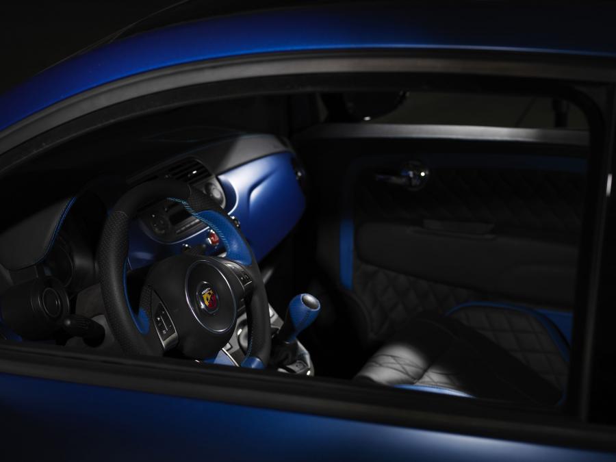 Интерьер Abarth 500 Blue Wonder by Pogea Racing 2015 года  (фото 18 из 43)